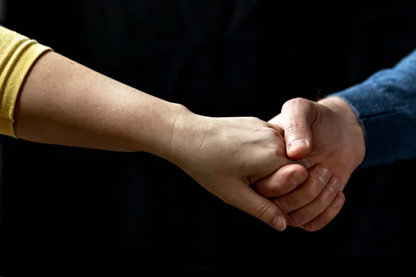 Junges Paar Hält Hand Hand Und Zeigt Liebe Und Fürsorge — Stockfoto