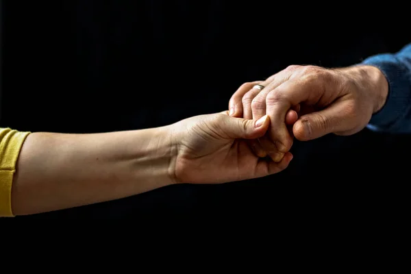 Jong Paar Hand Hand Tonen Van Liefde Zorg Man Vrouw — Stockfoto