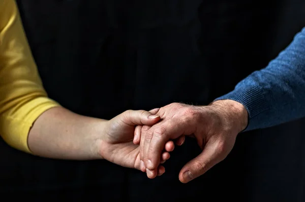 Junges Paar Hält Hand Hand Und Zeigt Liebe Und Fürsorge — Stockfoto