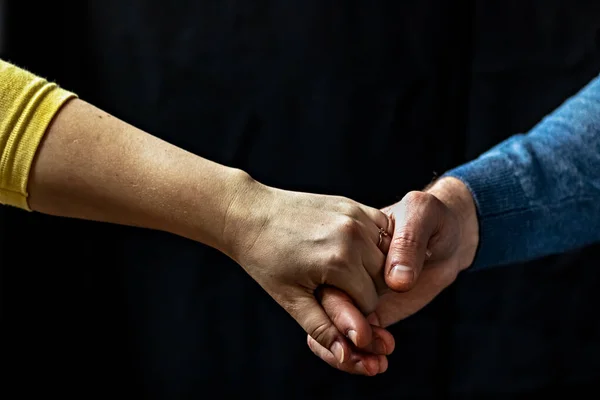 Junges Paar Hält Hand Hand Und Zeigt Liebe Und Fürsorge — Stockfoto