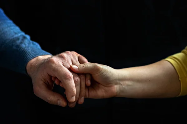 Junges Paar Hält Hand Hand Und Zeigt Liebe Und Fürsorge — Stockfoto