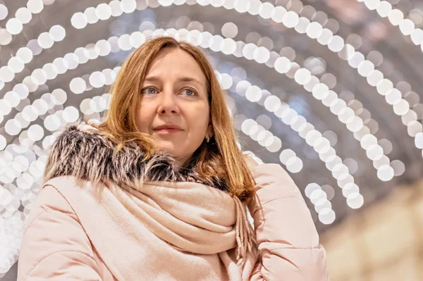 Una Mujer Joven Bonita Encuentra Centro Comercial Con Bokeh Muchas — Foto de Stock