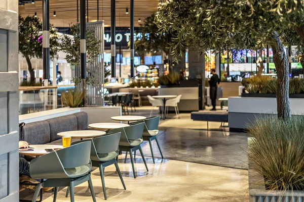 Alışveriş merkezindeki yemek bölgesi. İç mekan.