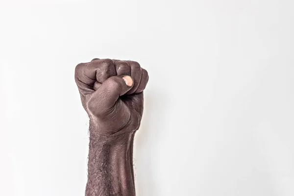 雄性手紧紧抓住白色背景上的拳头 争取美国黑人权利斗争的象征 反对种族主义的抗议 — 图库照片