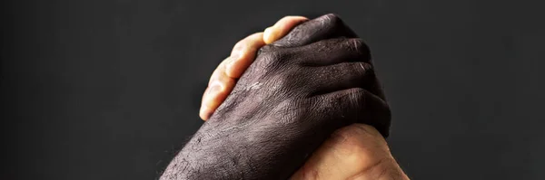 黑人和白人男性的手 平等的概念和反对种族主义的斗争 — 图库照片