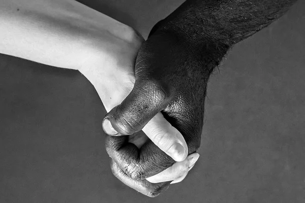 Schwarze Männliche Und Weiße Weibliche Hände Sind Einem Schloss Verwoben — Stockfoto