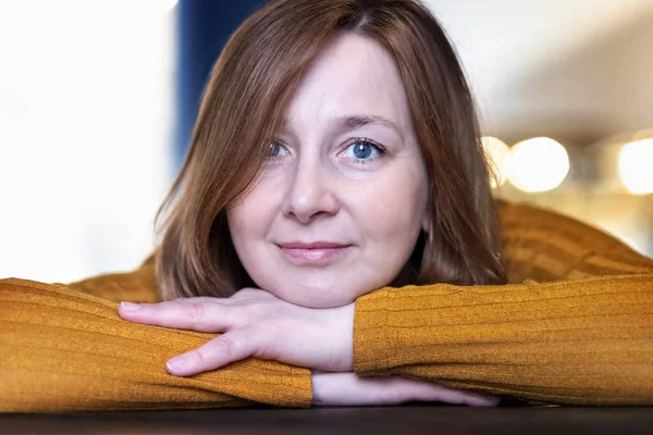 Portrait Une Femme Souriante Tête Dans Les Mains Sur Table — Photo