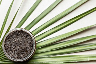 Arka plandaki bir kavanozda bulunan doğal malzemelerden yapılmış vücut fırçası. El yapımı kozmetik. Ev kaplıcası