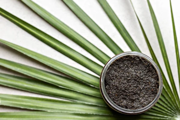 Arka plandaki bir kavanozda bulunan doğal malzemelerden yapılmış vücut fırçası. El yapımı kozmetik. Ev kaplıcası