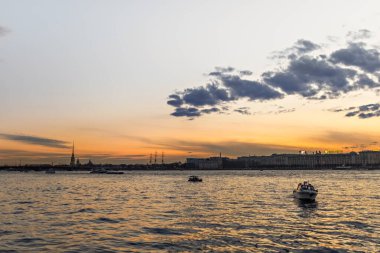 Şehir manzarası. Nehir kenarında gün batımı.