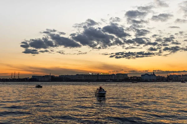 Şehir manzarası. Nehir kenarında gün batımı.