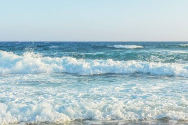 Akdeniz 'in kıyısında. Dalgalar. Ufuk çizgisi. Yazın gökyüzü ve deniz.
