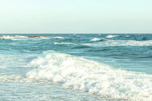 地中海的海岸 浪花地平线 夏天的天空和大海 — 图库照片