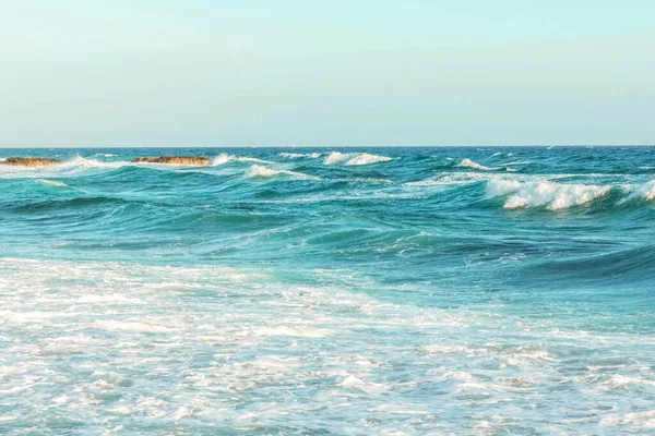 地中海的海岸 浪花地平线 夏天的天空和大海 — 图库照片