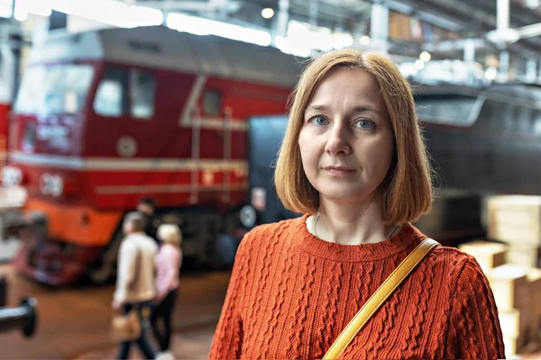 Retrato Uma Jovem Mulher Estação Ferroviária Turismo — Fotografia de Stock