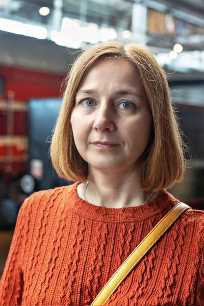 Tren Istasyonundaki Genç Bir Kadının Portresi Turizm Stok Resim