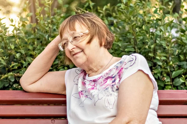 Portrait Une Femme Âgée Souriante Sur Banc — Photo