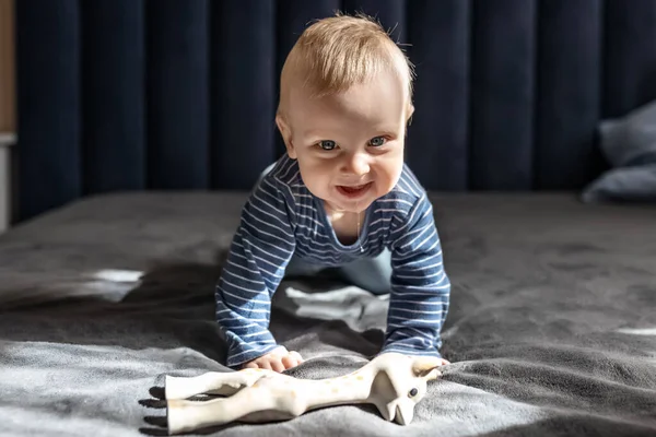 Маленький Ребенок Игрушкой Кровати Детство — стоковое фото