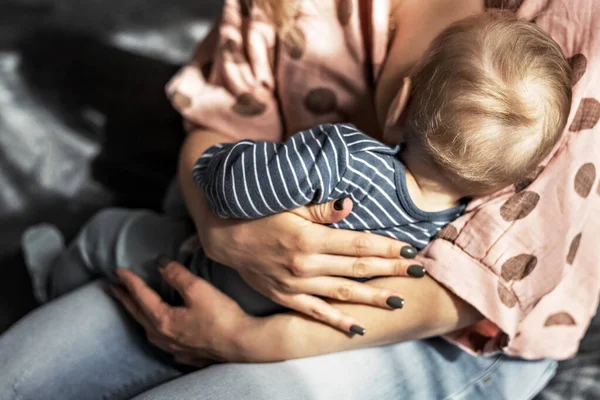 Uma Jovem Está Amamentando Seu Filhinho Aleitamento Materno Maternidade Família Fotografia De Stock