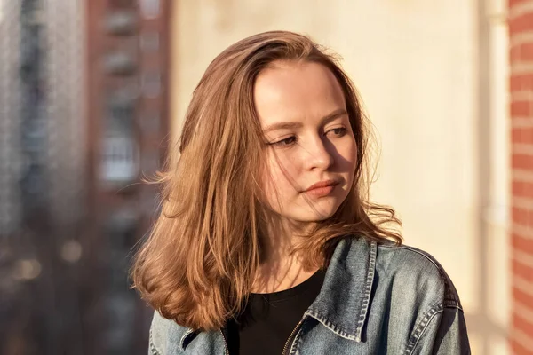 Retrato Uma Jovem Adolescente Contra Uma Parede Tijolos Pôr Sol — Fotografia de Stock
