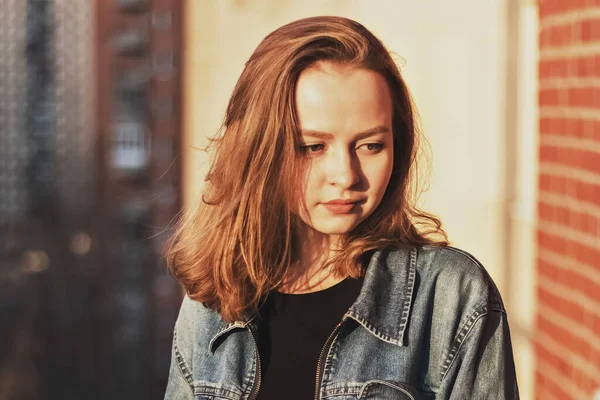 Retrato Uma Jovem Adolescente Contra Uma Parede Tijolos Pôr Sol — Fotografia de Stock