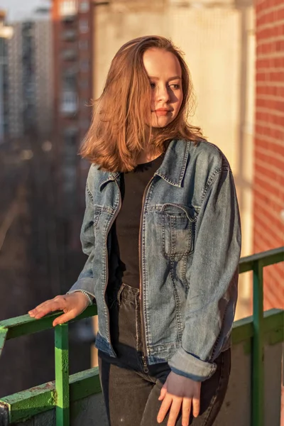 Retrato Uma Jovem Adolescente Contra Uma Parede Tijolos Pôr Sol — Fotografia de Stock
