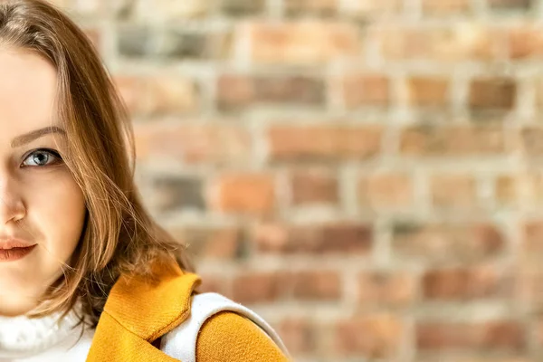 Retrato Uma Jovem Mulher Casaco Amarelo Brilhante Contra Fundo Uma — Fotografia de Stock