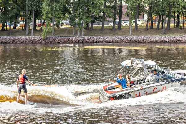 Genç Bir Kadın Nehirdeki Bir Tekneye Bağlı Bir Tahtasına Biniyor Telifsiz Stok Fotoğraflar