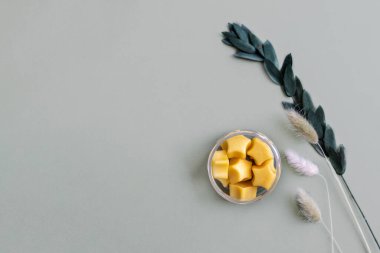 Doğal kakao yağı ve kavanozdaki aromatik yağlardan yapılmış vücut masajı fayansları. Kuru vücut derisine dikkat et. Ev spası. Küçük işletme.