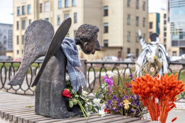 Koronavirüs salgınındaki düşmüş doktorların üzgün bir melek şeklinde anıtı..