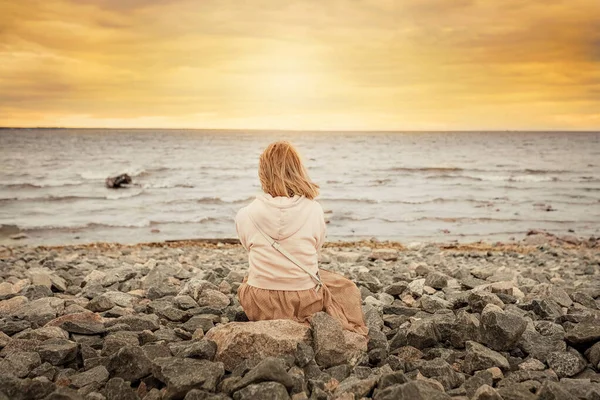 Eine Junge Frau Sitzt Auf Den Felsen Meer Und Blickt — Stockfoto