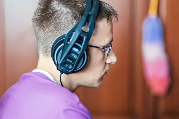 Teenage Boy Young Man Playing Video Games Computer Using Technology — Stock Photo, Image