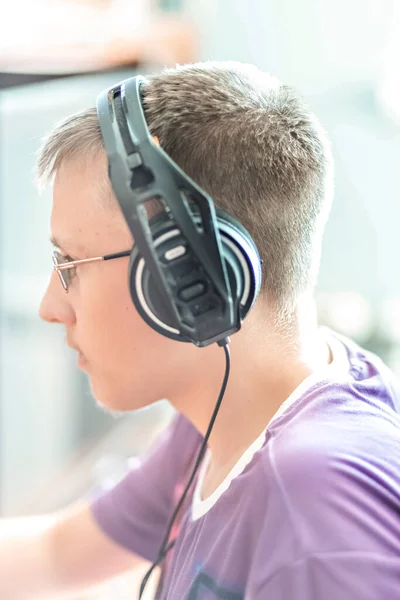 Adolescente Joven Jugando Videojuegos Una Computadora Usando Tecnología Usando Auriculares — Foto de Stock