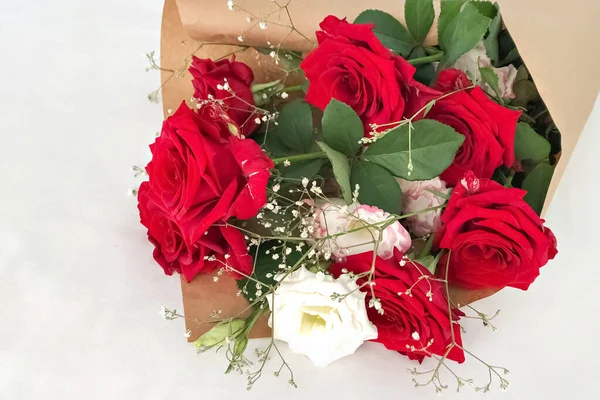 Rosas Vermelhas Envoltas Papel Kraft Marrom Amarradas Com Uma Fita Fotografias De Stock Royalty-Free