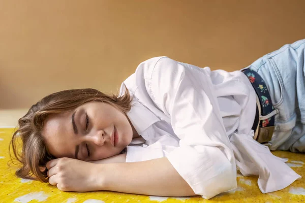 Портрет Девочки Подростка Закрытыми Глазами Лежащей Полу Стресс Депрессия Расслабление — стоковое фото