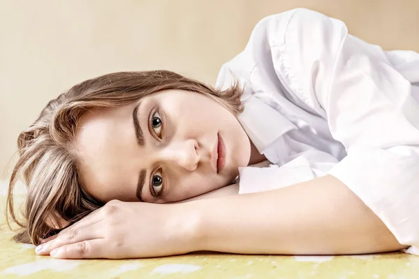 Retrato Uma Jovem Adolescente Deitada Chão Estresse Depressão Relaxamento Saúde — Fotografia de Stock