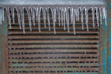 Kasırgadan sonra buz saçakları