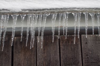 Kasırgadan sonra buz saçakları
