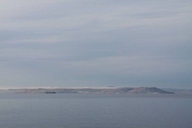 Rus adasının kıyıdan manzarası