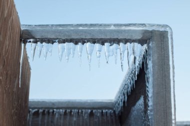 Kasırga sonrası buz saçakları.