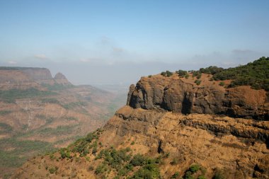 Matheran, Hindistan 'ın Maharashtra eyaletindeki en küçük tepe istasyonlarından biri..