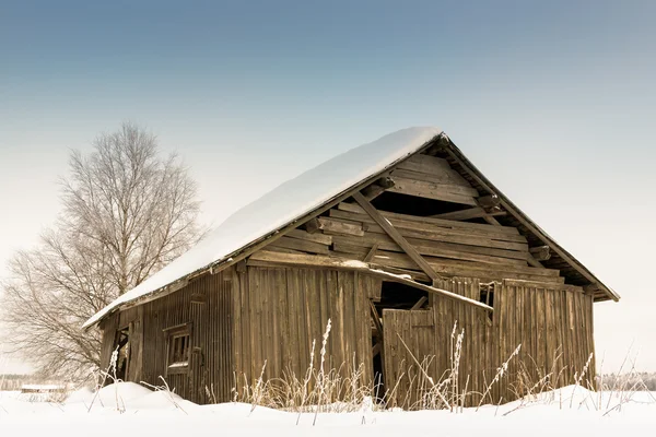 Casa de celeiro coberto de neve — Fotografia de Stock