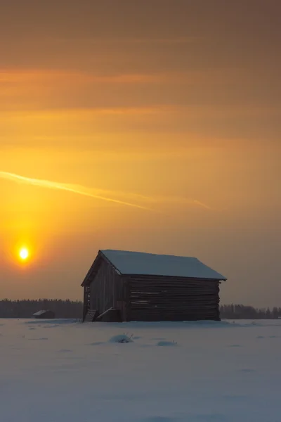 Dvě stodoly v zimě Sunrise — Stock fotografie