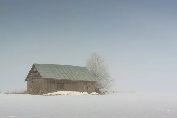 Grange dans la brume du matin — Photo