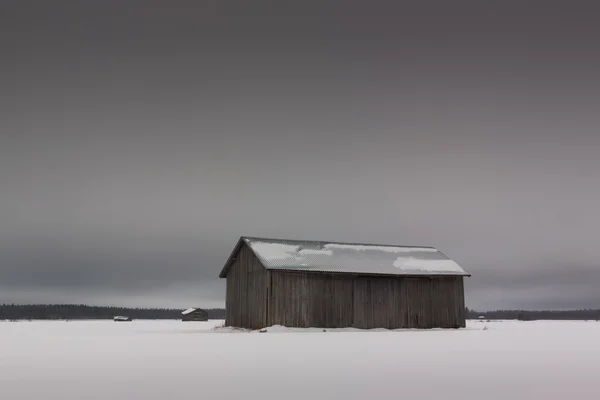 Три амбара на зимних полях — стоковое фото