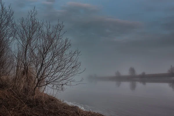 Neblige Nacht auf dem Fluss — Stockfoto