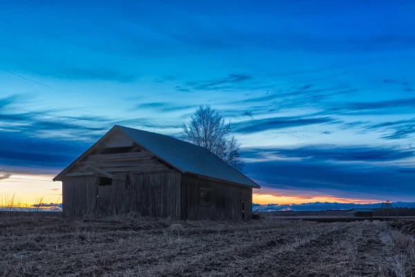 Springtime Sunset And A Barn House — Stock Photo, Image