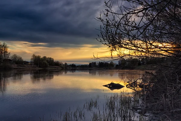 Réflexions au coucher du soleil sur la rivière — Photo