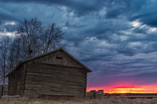 Západ slunce za starým domem stodola — Stock fotografie