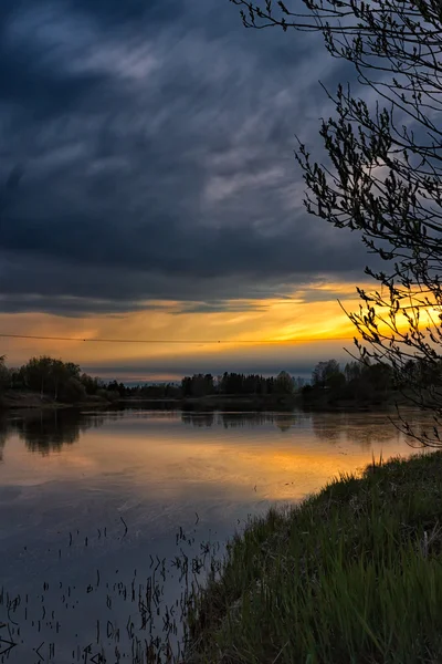 Sonnenuntergang auf dem Flusswasser — Stockfoto